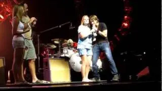 Keith Urban - "Kiss a Girl" Singing Contest