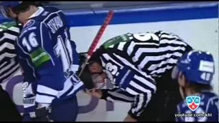 Черников фолит на судье / Chernikov's tripping on referee Sazonov