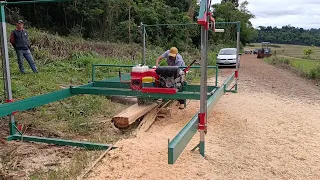 Cliente João trabalhando com sua serraria Móvel GM pela primeira vez.