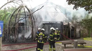 Größtes lebendes Bauwerk in Flammen