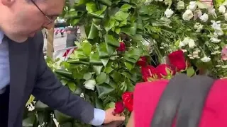 Assalto alle corone, alla fine del funerale di Berlusconi la gente si porta via i fiori per...