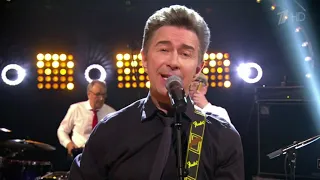 Валерий Сюткин — "Я шагаю по Москве" (Вечерний Unplugged, Первый канал, 2020)