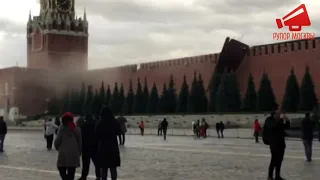 Кремль Москва. Ураганный ветер перемен снёс зубец со стены Кремля!