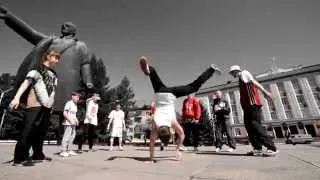 Breake dancing at Lenin monument