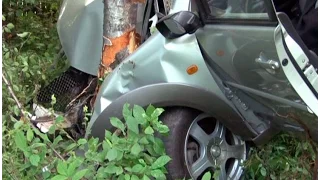 Спешивший водитель врезался в дерево в Хабаровске.MestoproTV