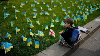 Trotzige Stimmung in Kiew: Rostende russische Panzer zum Anfassen