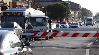 Passaggio a livello bloccato, lunghe code in via Bologna