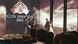 Ahad Raza Mir Giving Award to his Dad | Asif Raza Mir | Icon Award 2023 | Award Ceremony