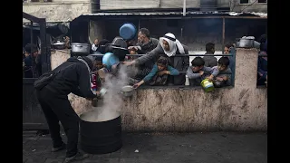 Charities cook for large numbers of displaced people in Gaza