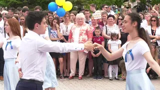 Выпускной вальс. Бердянск, Приморская площадь, 2019 г.