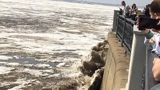 В Хабаровске глыбы льда повредили набережную Амура. Ледоход на Амуре. Момент разрушения #8