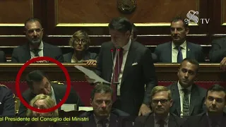 Senato, Salvini bacia di soppiatto il crocifisso dopo il rimprovero di Conte