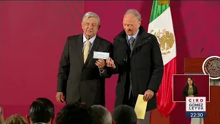 Fiscal entrega cheque de 2 mil mdp al presidente | Noticias con Ciro Gómez Leyva