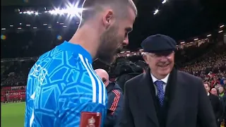 Sir Alex Ferguson present David De Gea with a trophy for passing Clean sheet record👌