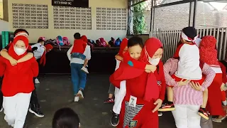 Lomba Agustusan paling seru menggendong anak TK Al-Aziiz