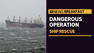 Dangerous operation to secure stricken bulk carrier off Sydney | ABC News