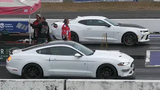 Mustang Ecoboost  vs Camaro SS - drag racing