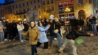 Львів, площа Ринок, пісня "Гуцулка Ксеня" 8.03.2024. (вулична музика)