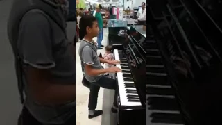 Niño sorprende a la gente tocando una pieza de Chopin en el piano en un Liverpool de México