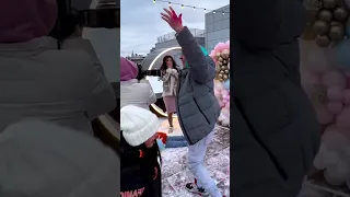 Сын Гобозова упал лицом в снег, когда Устиненко объявила пол второго ребенка