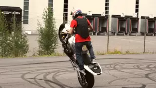 Supermoto, Stunt, Friends and Barbecue... Superretards know how to enjoy life! [Extras]