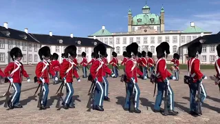 Vagtskifte på Fredensborg Slot i anledning af Hendes Majestæt Dronningens fødselsdag