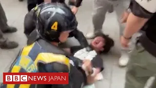 広島でデモ隊と警察が衝突、地面に押さえつけられる参加者も