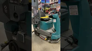 Driverless Cleaning Autonomous Vehicle at Sam's Club - Cool to watch !