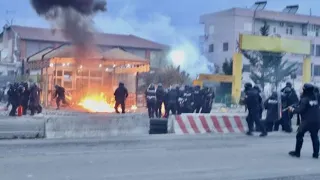 LIVE/ Protesta tek Astiri, përplasje mes banorëve dhe policisë