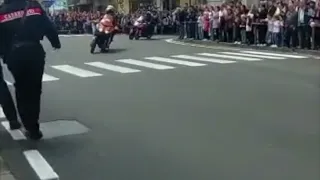 Giro d'Italia, il cane in strada poco prima dell'arrivo dei ciclisti: attimi di paura