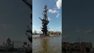 памятник Петру первому в Москве.