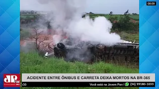 Acidente entre ônibus e carreta deixa mortos na BR 365