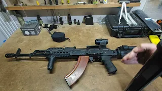 بارودة AKM مجهزة و مزودة بمنظار زوم ×4 للرامي المحترف (DESIGNATED MARKSMAN)