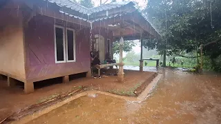 Suasana Semakin Syahdu Saat hujan di Kampung Makan Nasi Liwet di atas daun