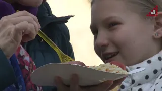 Польова волонтерська кухня пригощає смачним гарячим обідом в різних мікрорайонах Чернігова