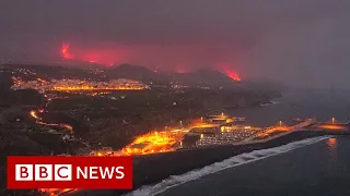 Toxic gas fears as lava from La Palma volcano reaches ocean - BBC News