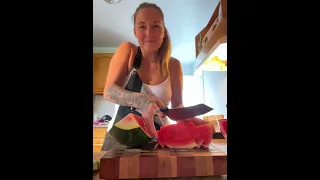 What It’s Like cutting Food With A Parrot & My Interaction to help kiwi talk