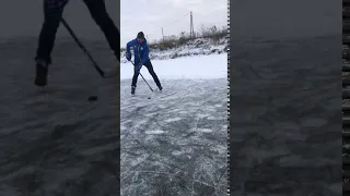 Валерий Жидков провел хоккейную тренировку на замерзшем озере
