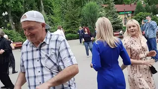 А я ревную тебя!!!Танцы в парке Горького,Харьков,май 2021.