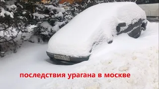Снегопад в Москве всё замело . Откапываю свою машину , лопат нигде не купить .