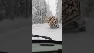 Лесовоз перевернул прицеп с лесом.