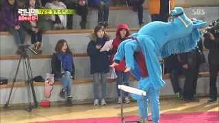 [Running Man] Kim Jong Kook held Do Hee in his arms and had an acupressure race @Running Man 140126