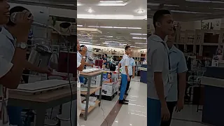 Ligaw na tao na nagbibigay ingay sa mall