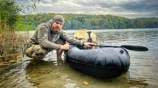 Ich fahre mit einem Packraft auf eine Insel & baue dort einen Stealth Shelter mit Militärausrüstung