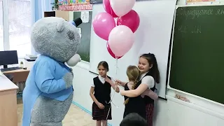 Большой медведь Тедди пришел в школу поздравить девочку с днем рождения