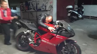 How you can fuck up Ducati 1098 owner, dry clutch! The best prank! Turn on titles (cc bellow video)