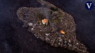 Una casa se salva 'in extremis' de ser engullida en La Palma