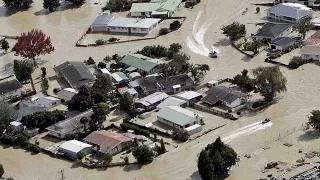 Hundreds evacuated from New Zealand town after levee fails