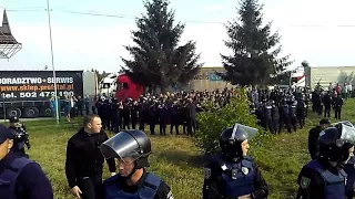 Поліція відтіснила "тітушок" у Краківці