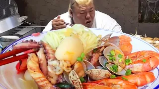 Monkey spends 800 buying a pile of seafood lobsters and making a pot of ”seafood noodles with sauce